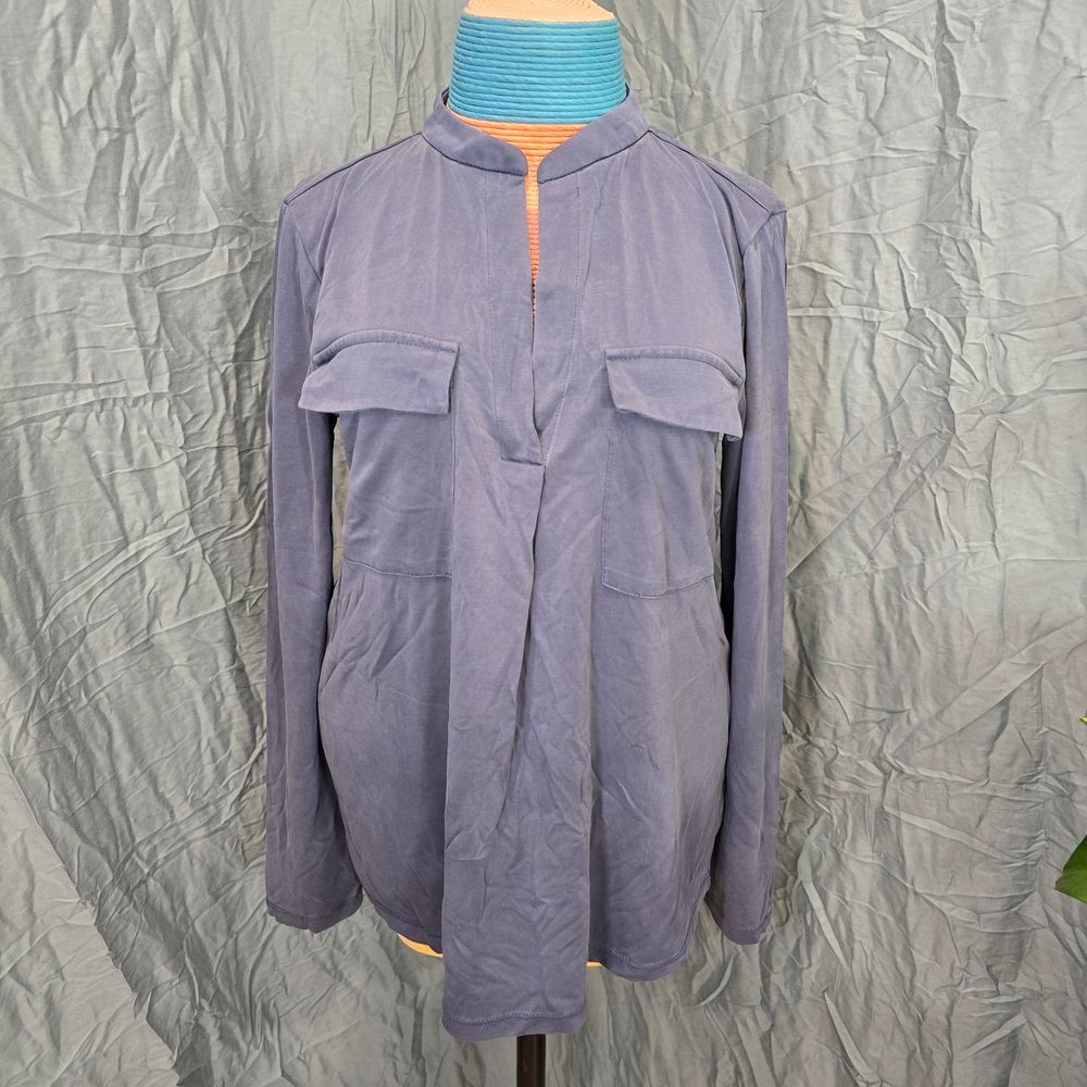 Long Sleeve V-Neck Shirt in Blue, Size M